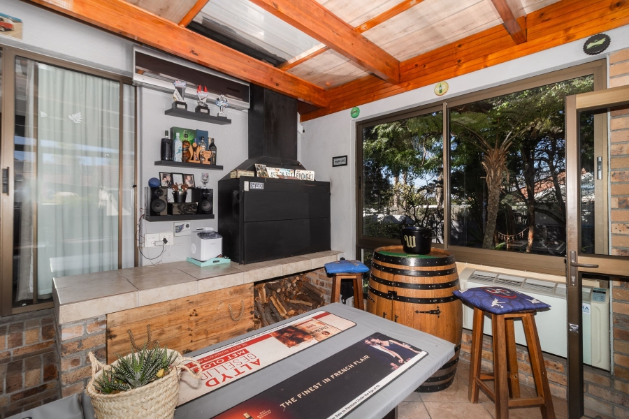 5 Bedroom Property for Sale in La Rochelle Western Cape